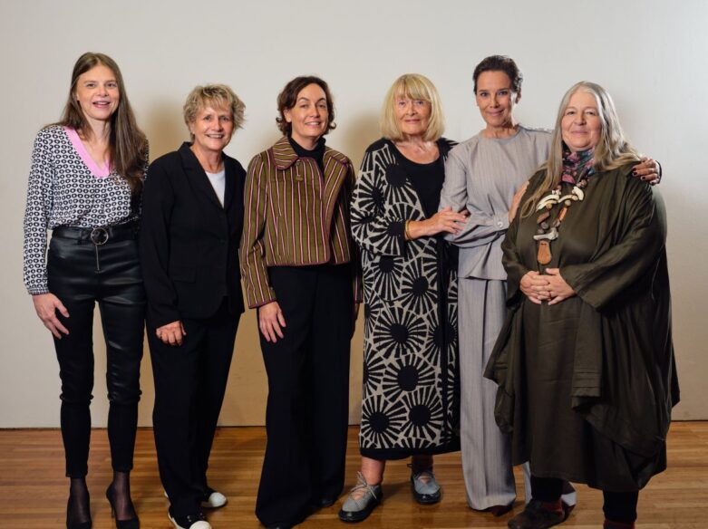 (v.li.) Laudatorin Christiane Florin, 2. Vorsitzende Bettina Flitner, Preisträgerin Maria Mesrian, Stiftungsvorsitzende Alice Schwarzer, Preisträgerin Kirsten Bruchhäuser und ihre Laudatorin Désirée Nosbusch.