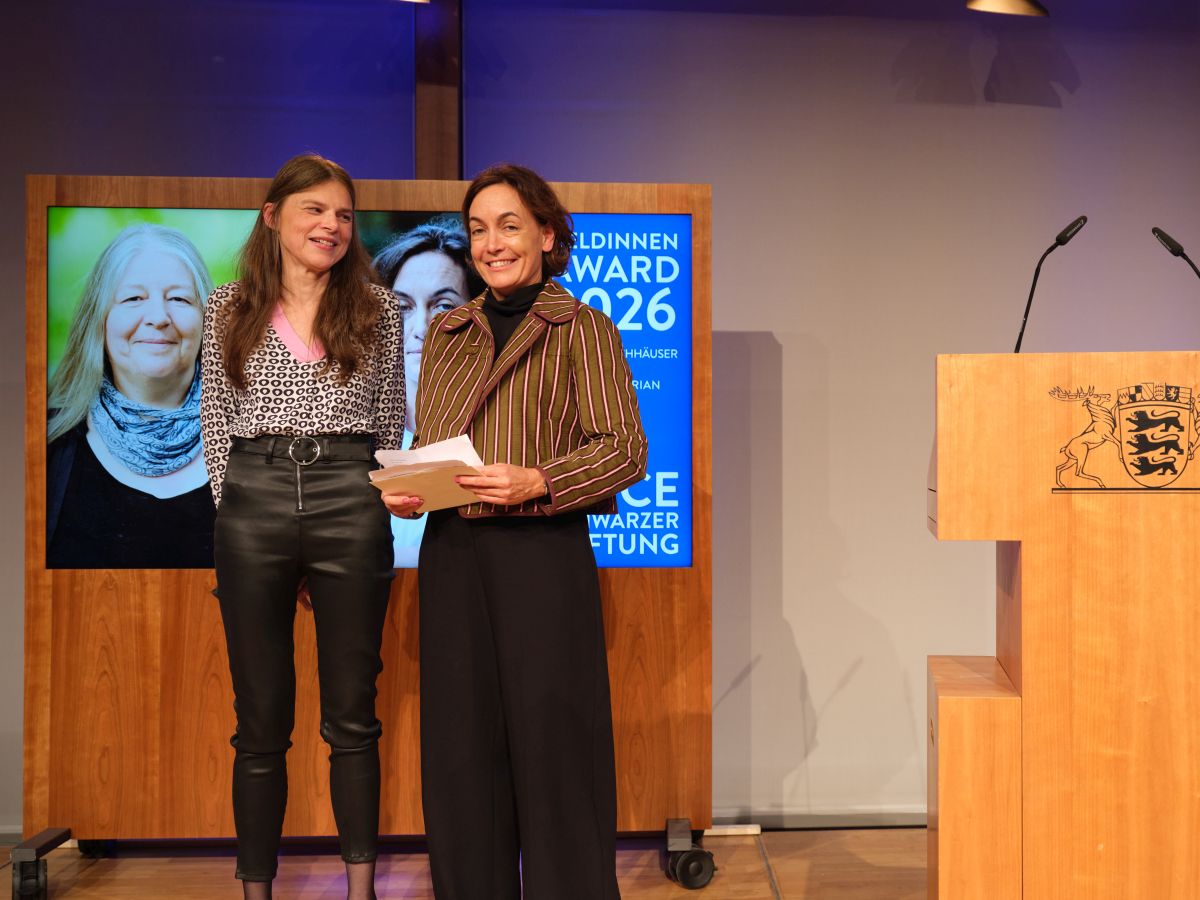 Die Journalistin Christiane Florin und Preisträgerin Maria Mesrian. Foto: Bettina Flitner